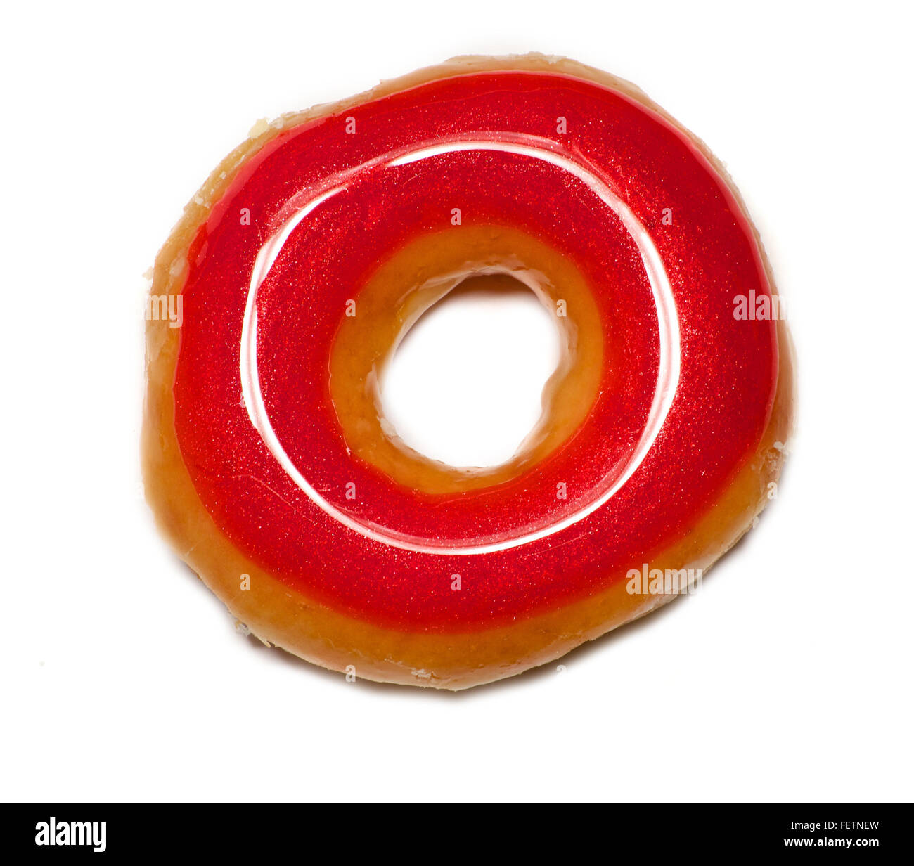 Donut glacé rouge isolé sur fond blanc avec des paillettes Banque D'Images