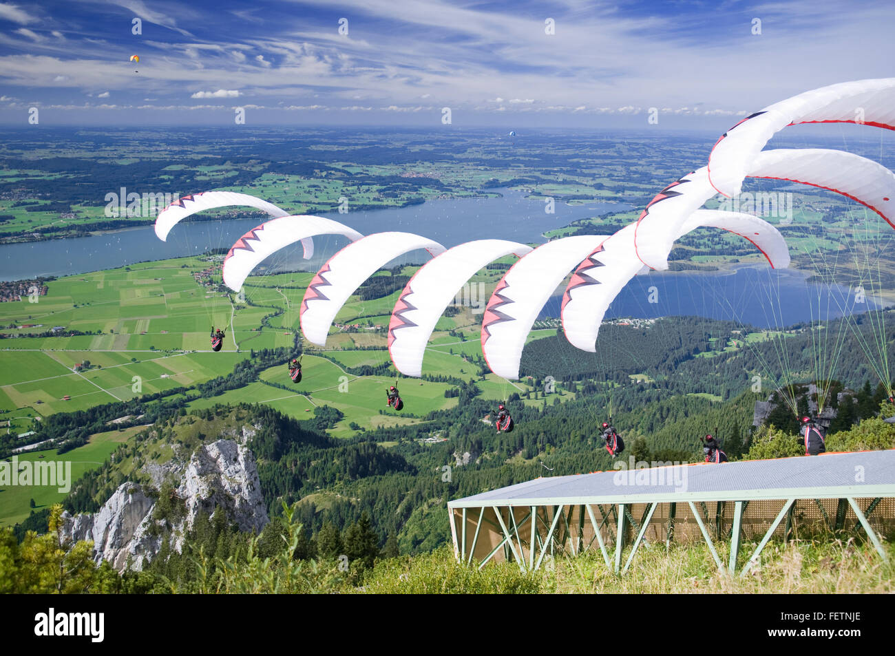 Füssen, Allemagne - 11 septembre 2010 : parapente blanc commencer par Foggensee au Tegelberg Banque D'Images