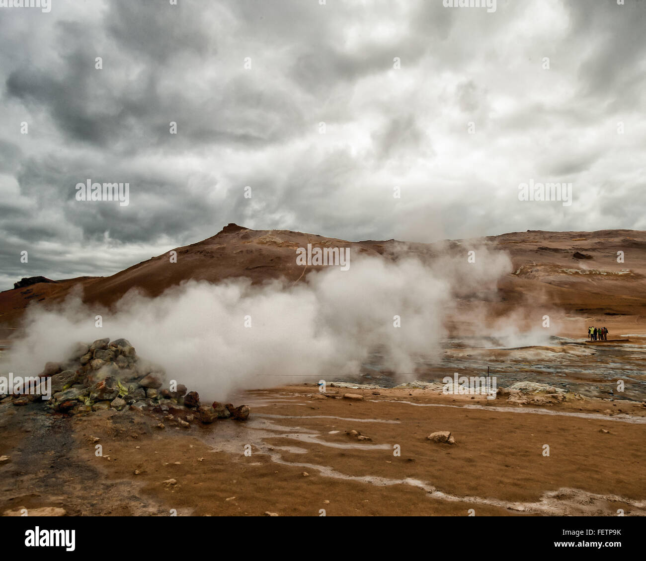 Nord-est de l'Islande, Islande. 1er août 2015. Les phénomènes géothermiques un volcan de boue (également connu sous le nom de pot de boue ou de boue dome) émet un nuage de vapeur chaude, la fumée et des gaz à partir de la roche volcanique au cours de son évent dans la zone géothermique de haute température NÃ¡mafjall Hverir Hot Springs. Au nord-est de l'Islande, sur la rive est du lac Myvatn, lt est un des sites les plus populaires à visiter dans la région. Le tourisme est devenu un secteur en pleine croissance de l'économie et de l'Islande est devenue une destination touristique favorite. © Arnold Drapkin/ZUMA/Alamy Fil Live News Banque D'Images