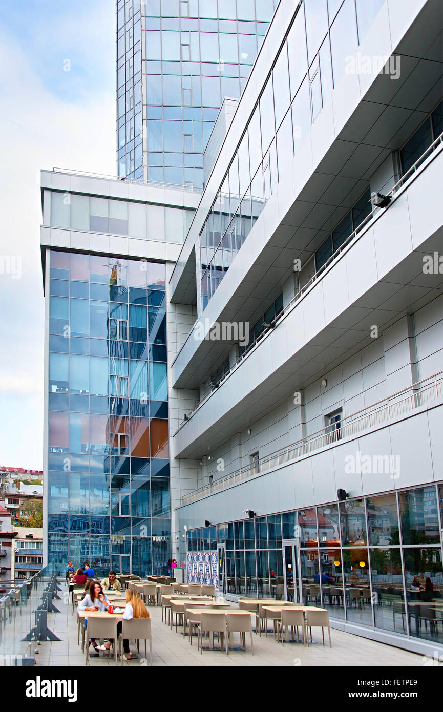 Les gens au restaurant sur le toit à Kiev. Kiev est la capitale et le centre d'affaires de l'Ukraine. Banque D'Images