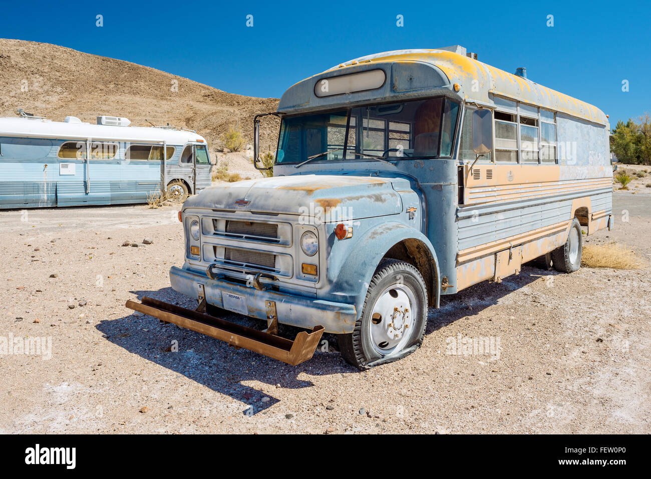 Deux autobus abandonnés dans la petite ville du désert de Tecopa, California Banque D'Images