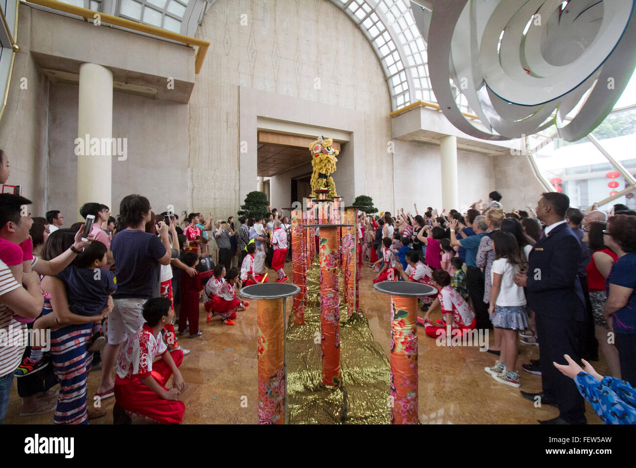 Singapour. 9e février 2016. Les spectacles de danse du lion dans le hall de l'Hôtel Ritz Carlton Hotel Singapore devant des invités à donner des bénédictions et la prospérité dans le cadre de l'Année lunaire chinoise Crédit : célébrations amer ghazzal/Alamy Live News Banque D'Images