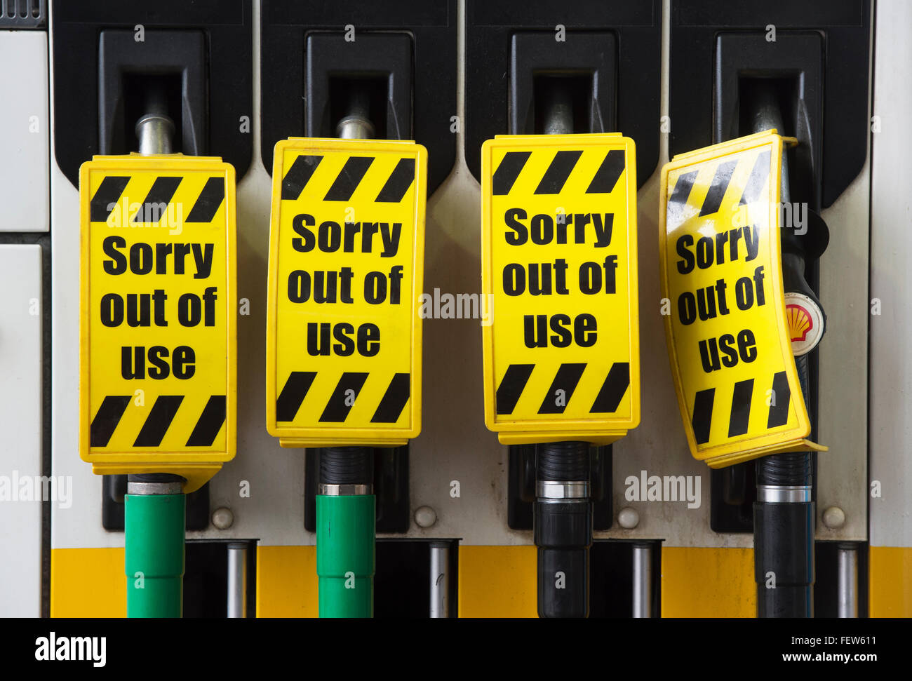Désolé de l'utilisation de signes sur les pompes à essence dans un garage Banque D'Images