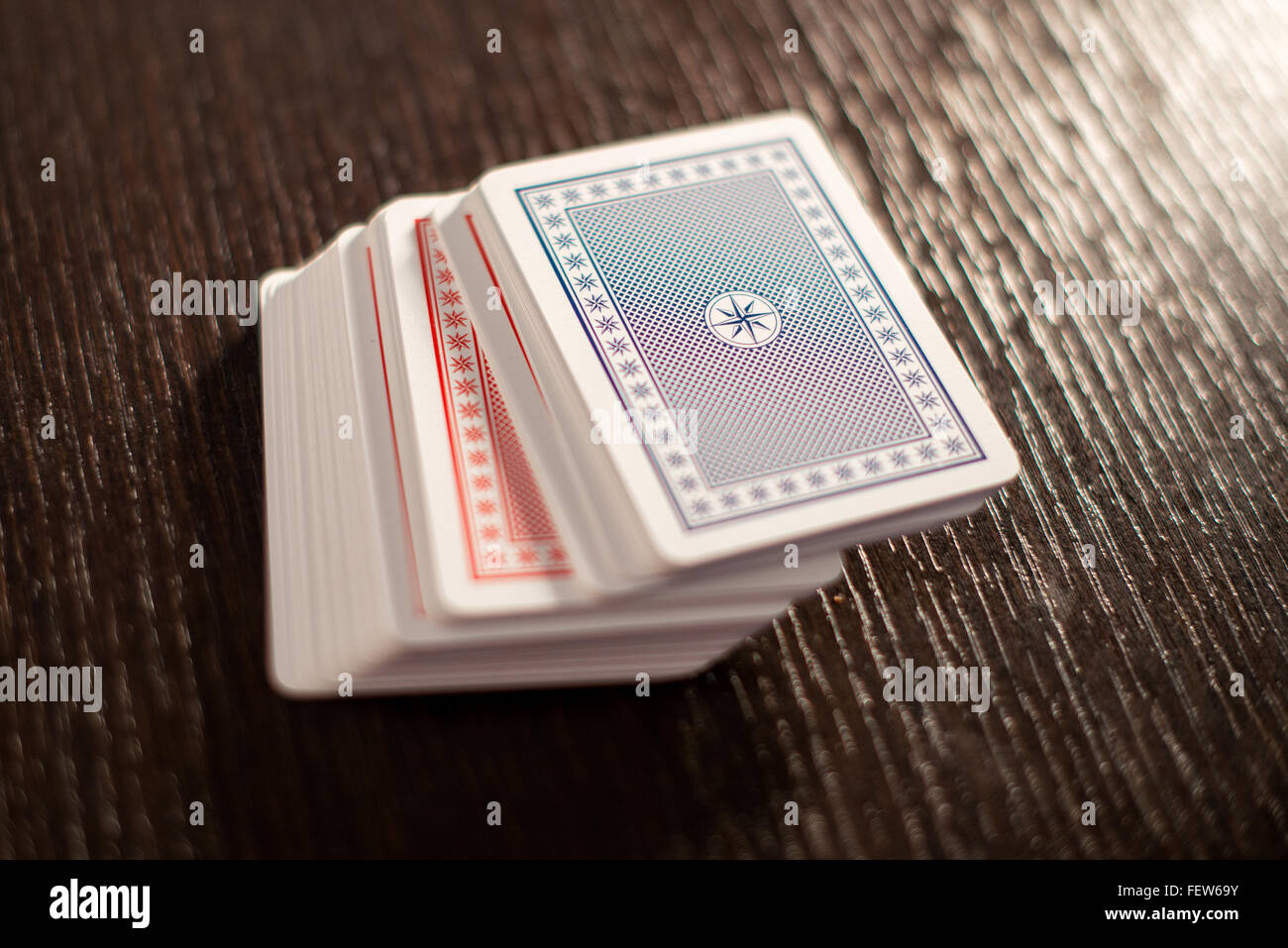 De Pont rouge et bleu jeu de cartes empilées sur une table en bois avec l'accent de la carte supérieure et copy space Banque D'Images