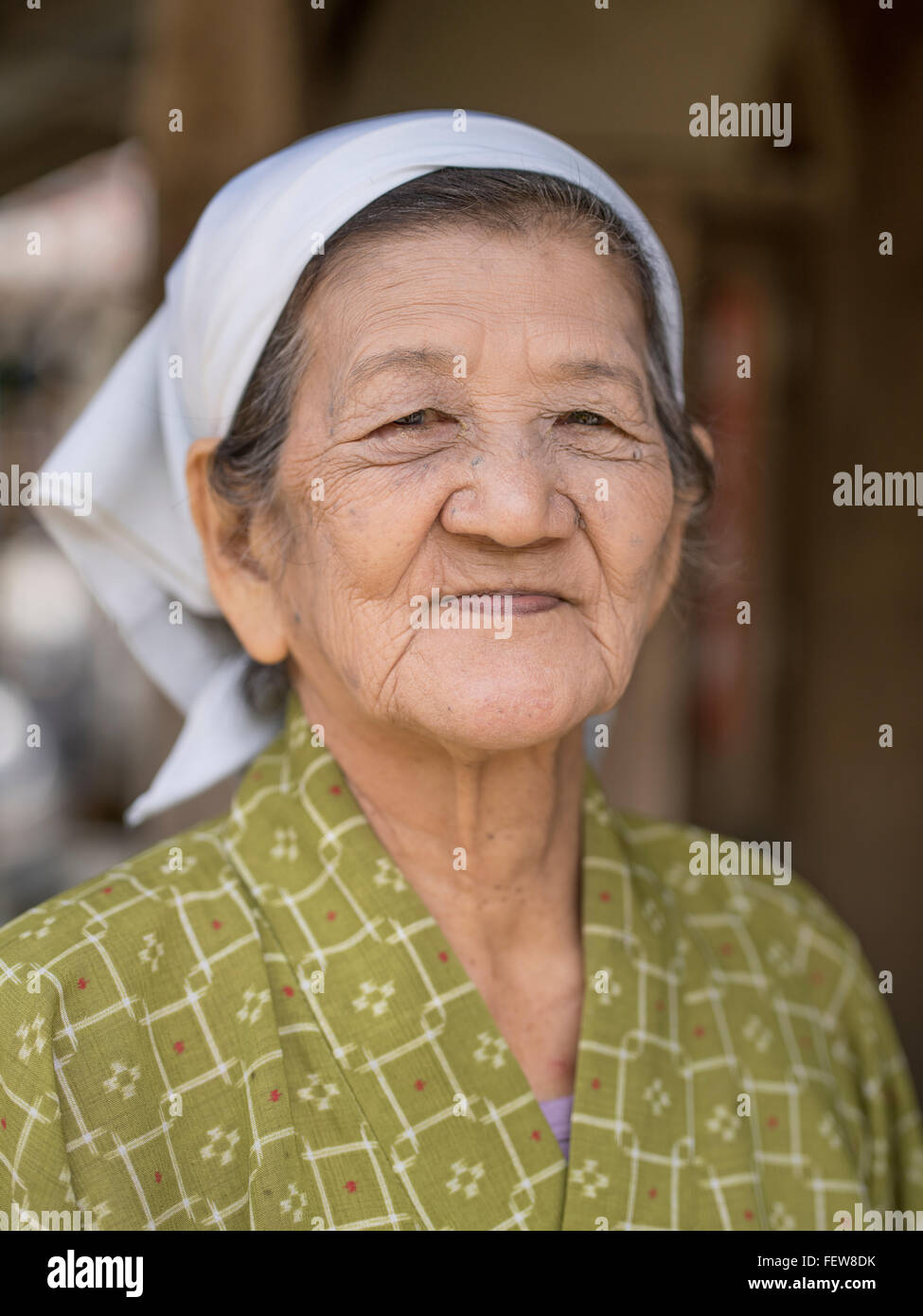Okinawan âgées femme portant des vêtements traditionnels, Ryukyu Mura, Okinawa. Les femmes d'Okinawa ont une très longue durée de vie Banque D'Images