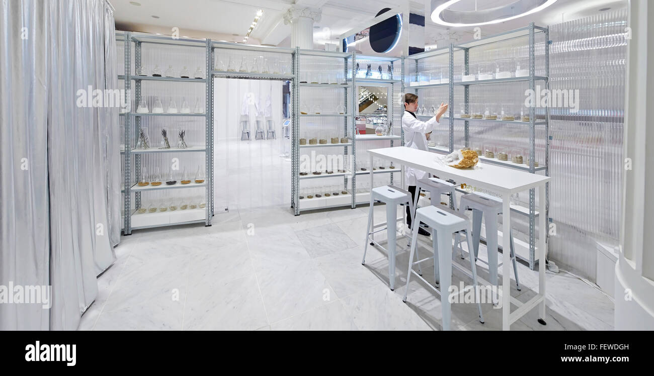 Laboratoire de parfum mis en place. Laboratoire de parfumerie Selfridges, London, Royaume-Uni. Architecte : Campagne, 2014. Banque D'Images