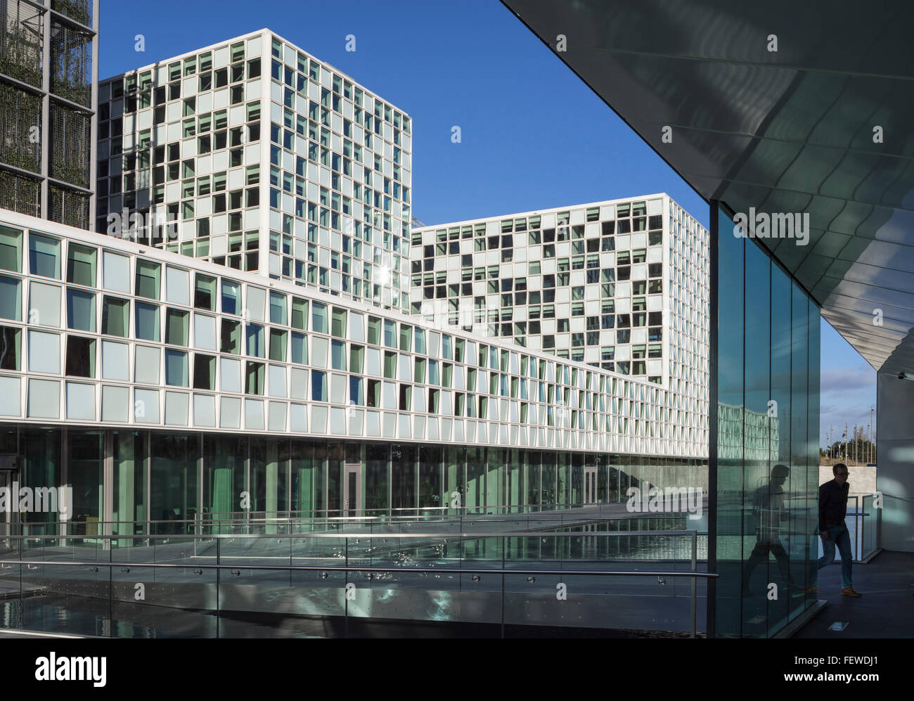 Façade avec douves et pont de l'ouest. Cour pénale internationale (CPI), Den Haag Den Haag, Pays-Bas. Architecte : Schmidt Ha Banque D'Images