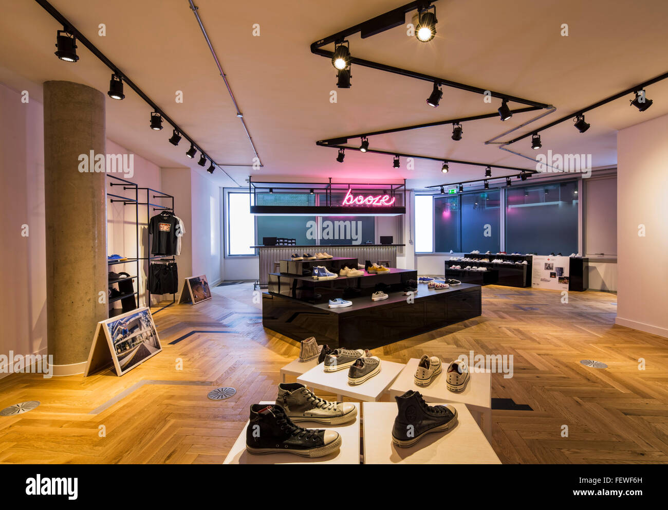 Converse bureaux et showroom à Londres. Exposition avec bar. Converse  Showroom, Londres, Royaume-Uni. Architecte : n/a, 2015 Photo Stock - Alamy