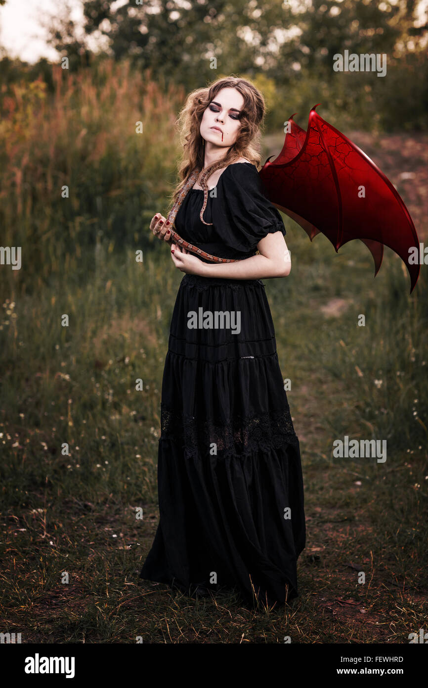 Sorcière avec des ailes et snake Banque D'Images