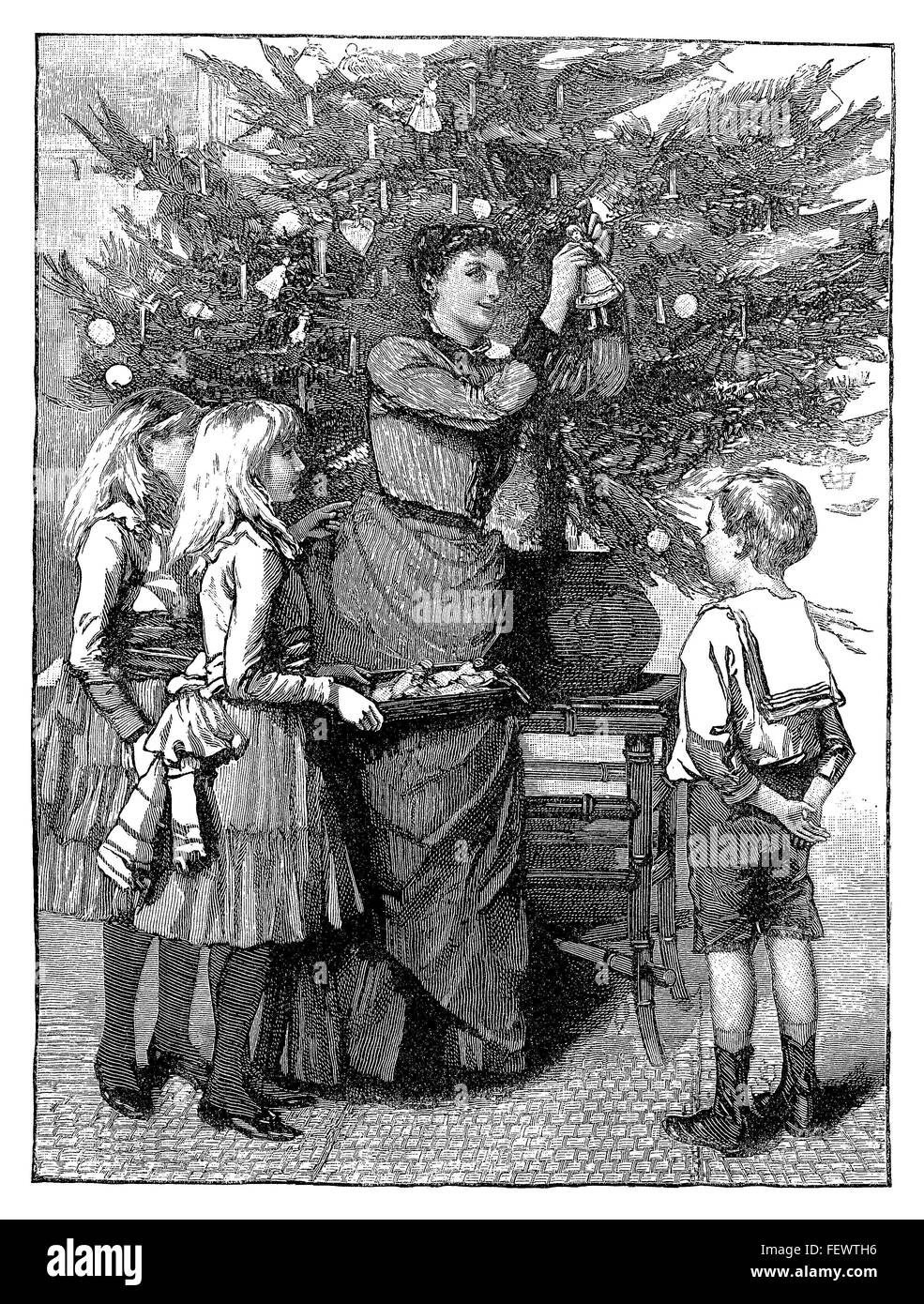 Gravure en noir et blanc d'une famille victorienne décorer un arbre de Noël. Banque D'Images