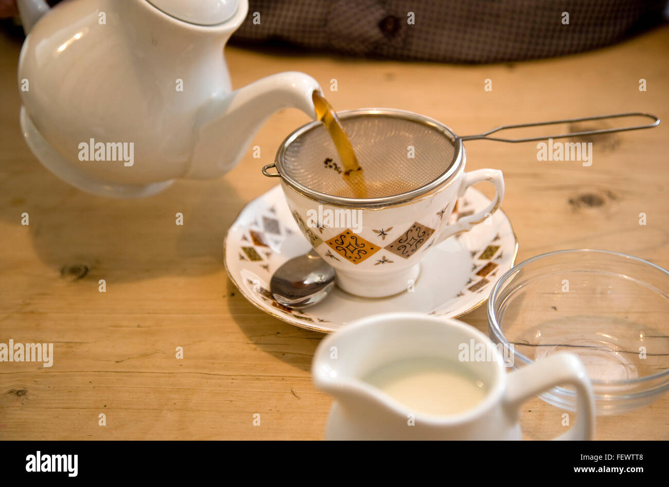 Verser une tasse de thé chaud Chine tasses théière Banque D'Images