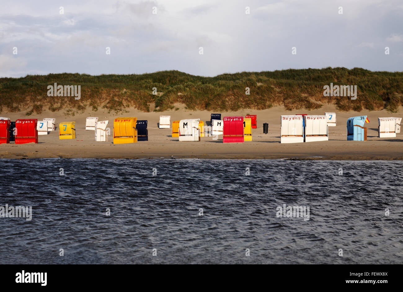 Ligne de Strandkorb abris vent chaises de plage, Amrum, Allemagne, Europe. Banque D'Images