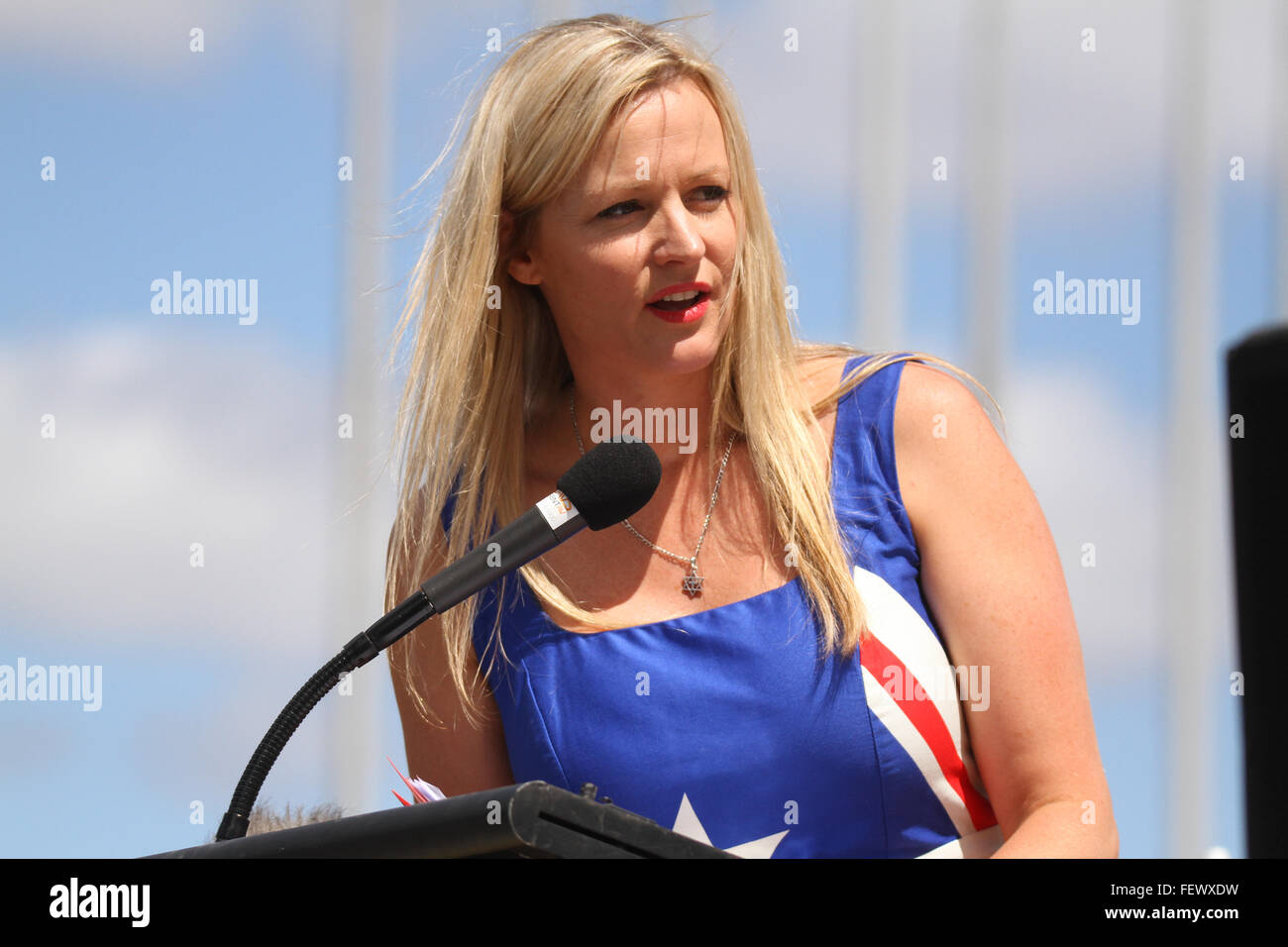 Casey Cr Rosalie Crestani, chef adjoint de la montée jusqu'en Australie Partie agit en tant que MC au rallye PEGIDA à Canberra, Australie. Banque D'Images