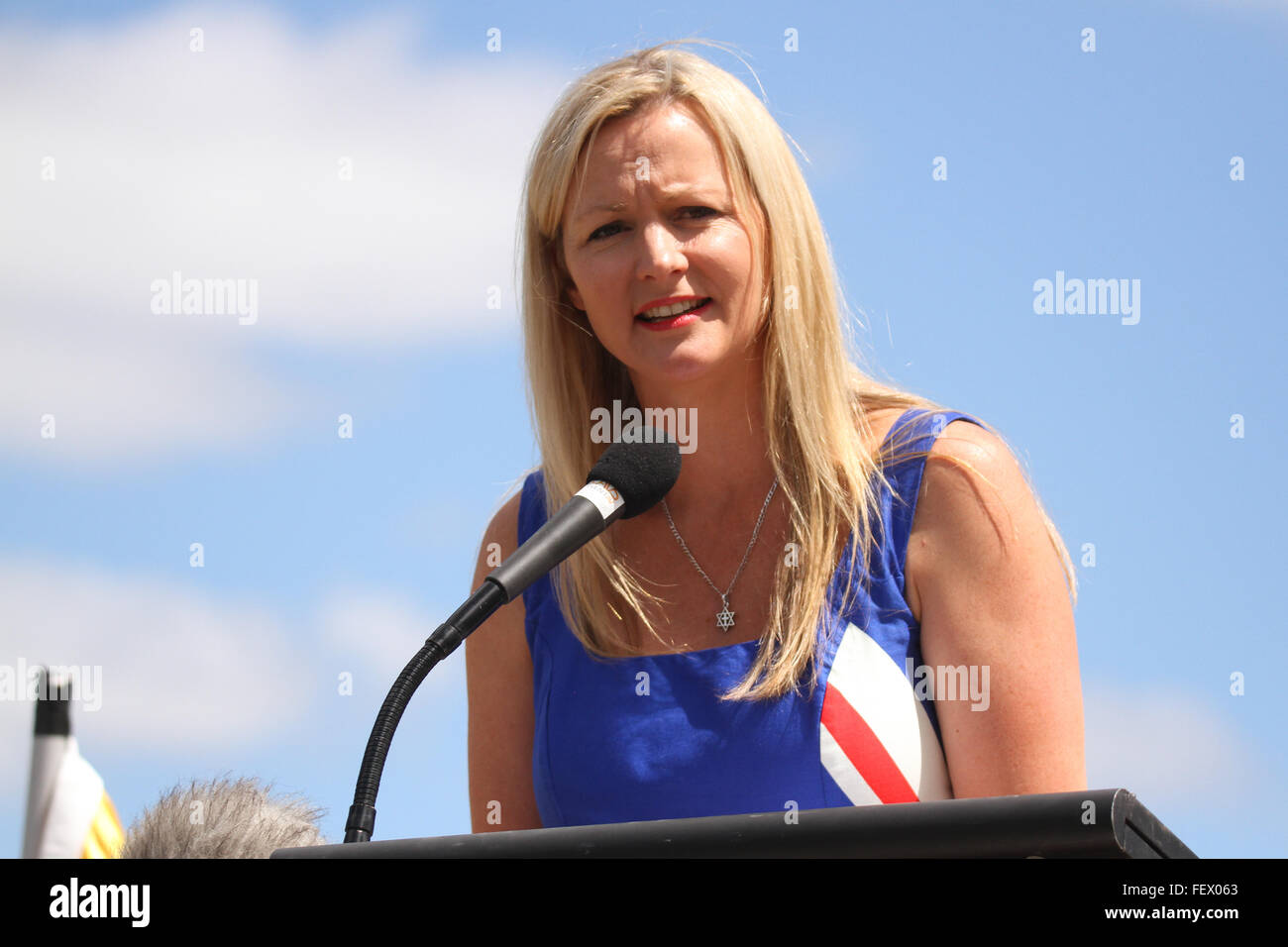 Casey Cr Rosalie Crestani, chef adjoint de la montée jusqu'en Australie Partie agit en tant que MC au rallye PEGIDA à Canberra, Australie. Banque D'Images