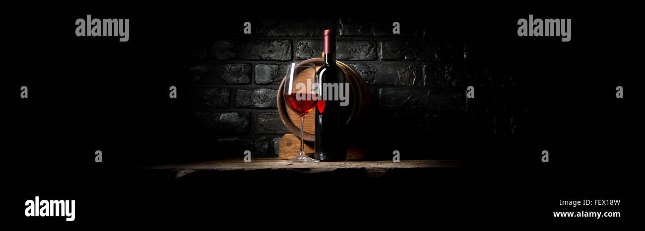 Vin rouge sur fond de briques noires Banque D'Images