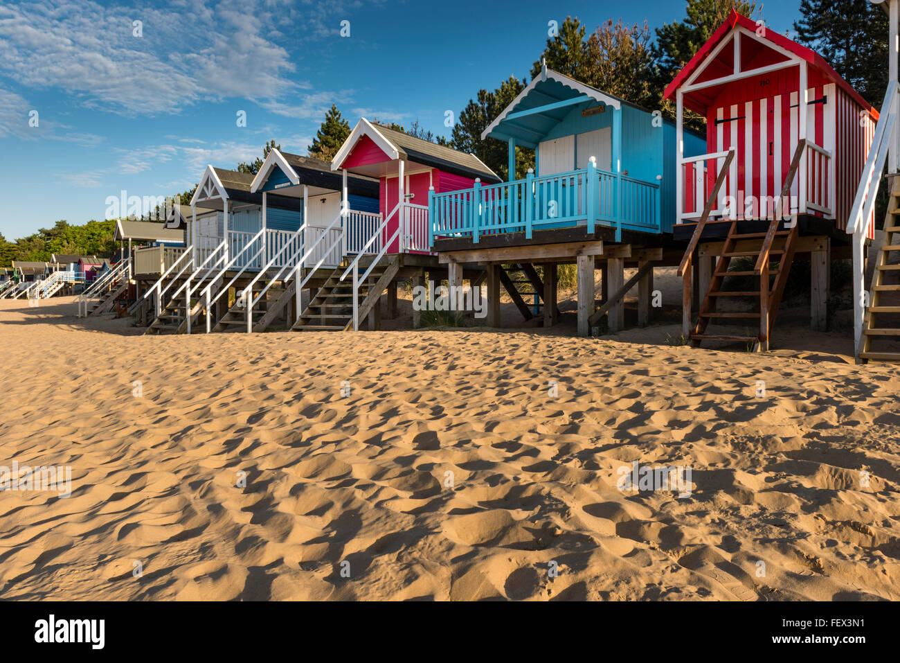 Cabines de plage en bois coloré sur la plage de sable de Wells next-the-Sea, Norfolk, UK Banque D'Images