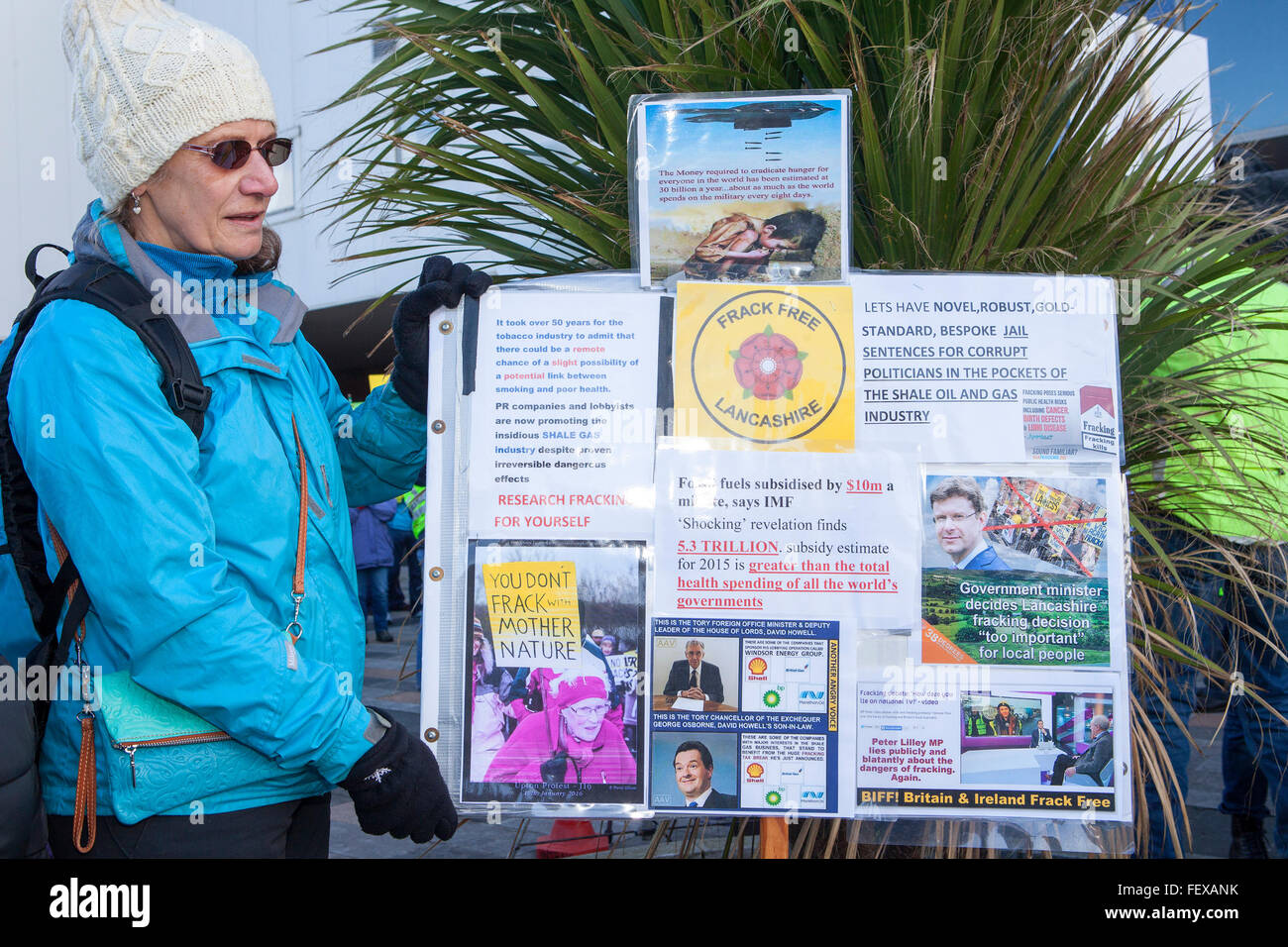 Blackpool, Lancashire, UK 9 Février, 2016. Les manifestants contre la Cuadrilla appel pour permettre le forage de gaz de schiste fracturation ou - est d'être décidé à cette audience à Blackpool. L'entreprise énergie Cuadrilla fait appel de la décision de refus du conseil d'autoriser la fracturation hydraulique sur deux sites en Roseacre Plumpton & Woods. La procédure qui permet à la secrétaire d'État de décider de l'issue à la suite de l'appel plutôt qu'un inspecteur de planification du gouvernement, sera utilisé. Credit : Cernan Elias/Alamy Live News Banque D'Images