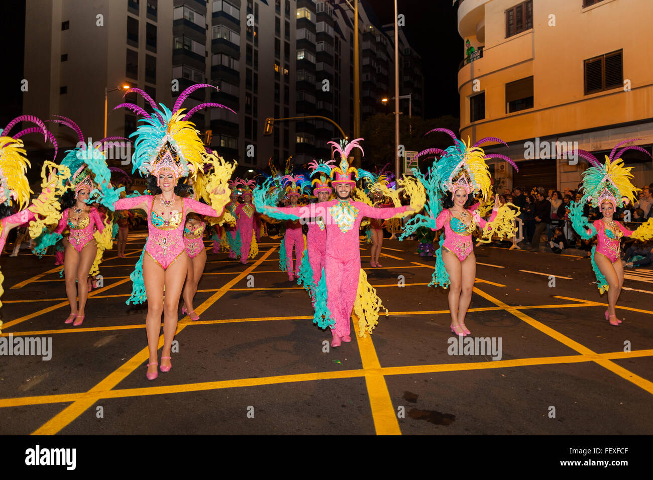 Caractères, les danseurs et les flotteurs à la parade d'ouverture du Carnaval de Santa Cruz de Tenerife. Des milliers de personnes dans les groupes de Banque D'Images