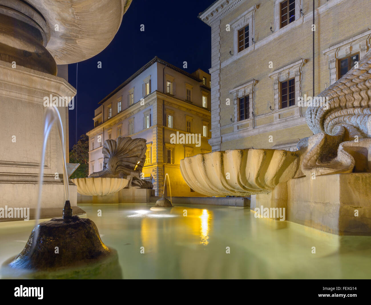 Une nuit dans le Trastevere, une partie de la fontaine de la place Santa Maria in Trastevere Banque D'Images