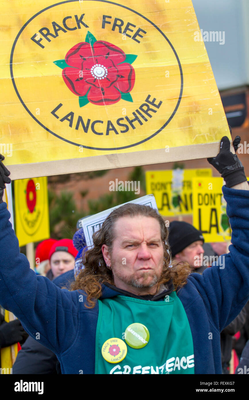 Blackpool, Lancashire, UK 9 Février, 2016. La décision de permettre le forage de gaz de schiste fracturation ou - est d'être décidé à cette audience à Blackpool. L'entreprise énergie Cuadrilla fait appel de la décision de refus du conseil d'autoriser la fracturation hydraulique sur deux sites en Roseacre Plumpton & Woods. La procédure qui permet à la secrétaire d'État de décider de l'issue à la suite de l'appel après deux tremblements de terre en 2011, les habitants de cette région s'inquiètent des plans controversés pour l'exploration du gaz de schiste. Banque D'Images