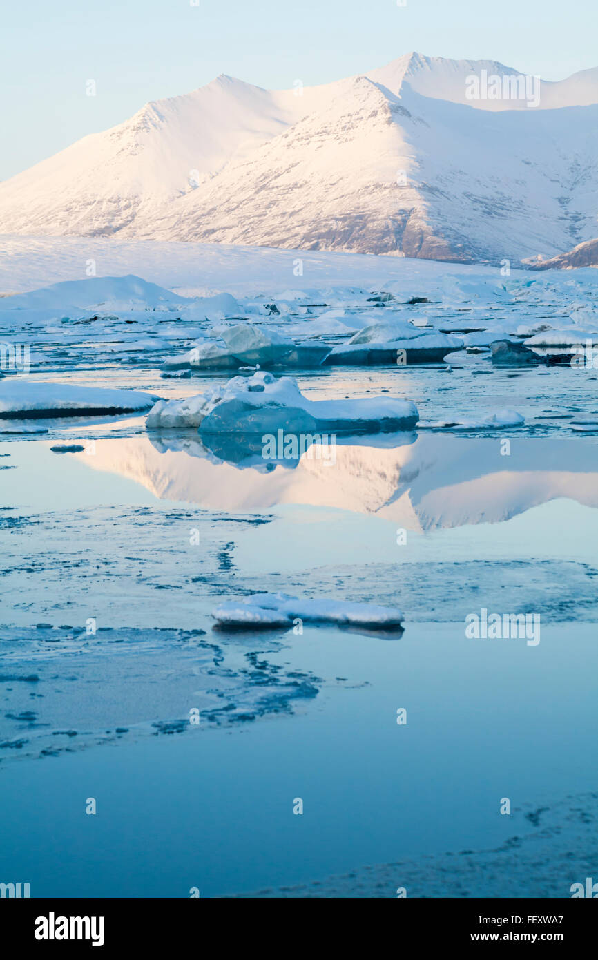 Magnifique paysage à Jokulsarlon Glacial Lagoon, sur le bord du Parc National du Vatnajokull, l'Islande en Janvier Banque D'Images