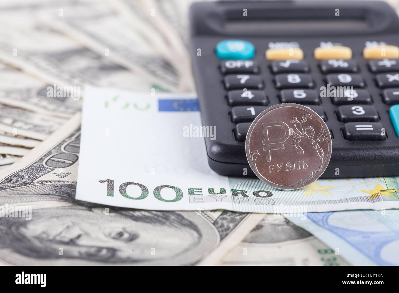 Calculatrice et billets de dollars, euros contexte Banque D'Images
