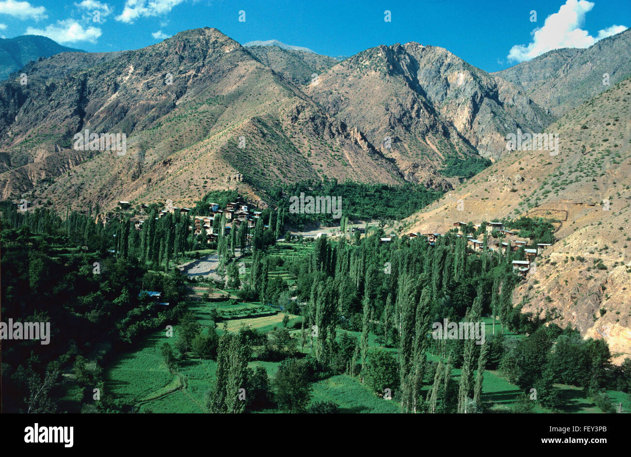 La fertile vallée de Barhal collines stériles et Paysage près de Yuisufeli au niveau de l'intermédiaire de la Turquie du Nord-Est Région Alpes Banque D'Images