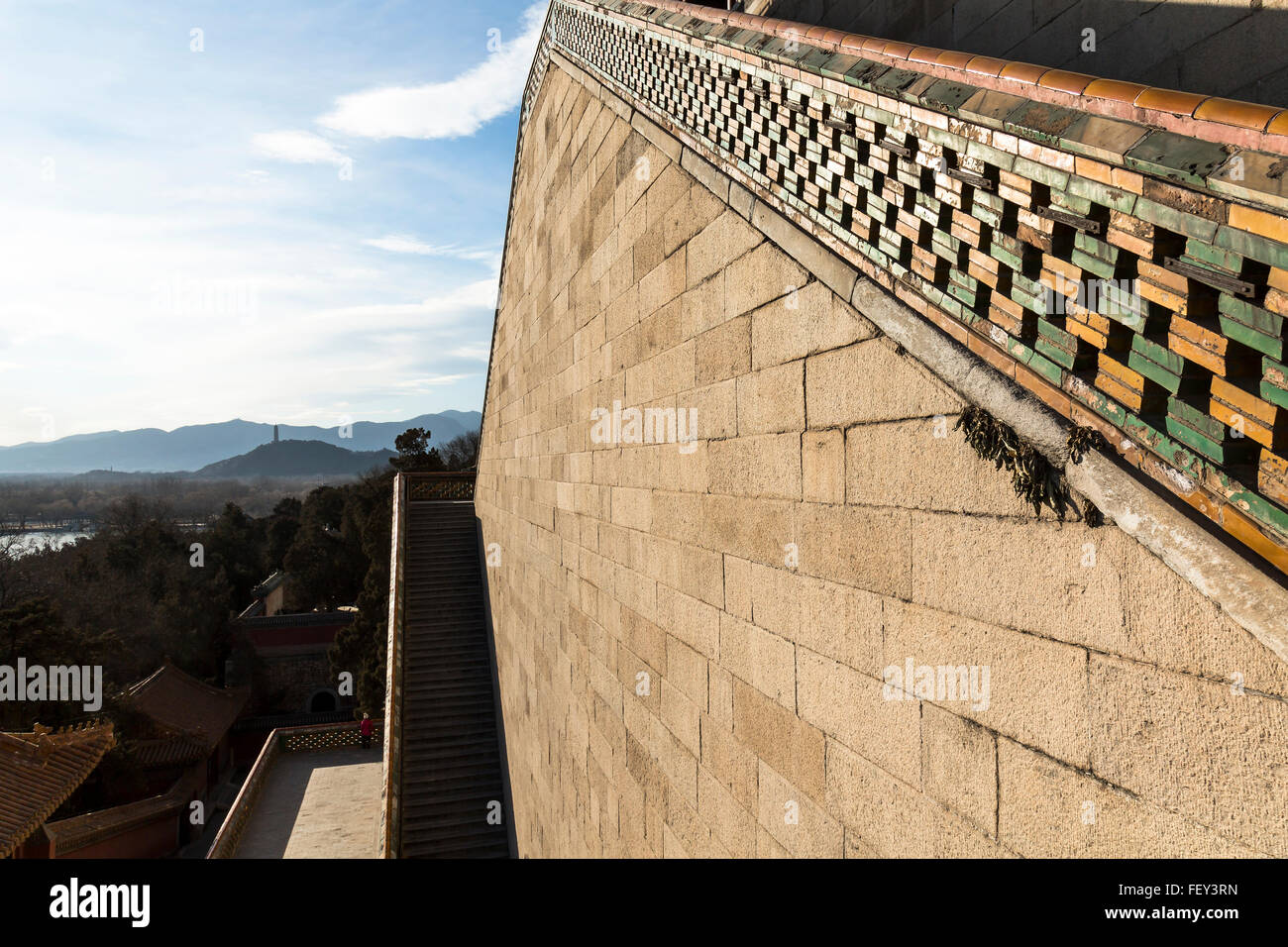 Vue depuis l'escalier de la tour d'encens bouddhiste au Palais d'été à Beijing, en Chine. Banque D'Images