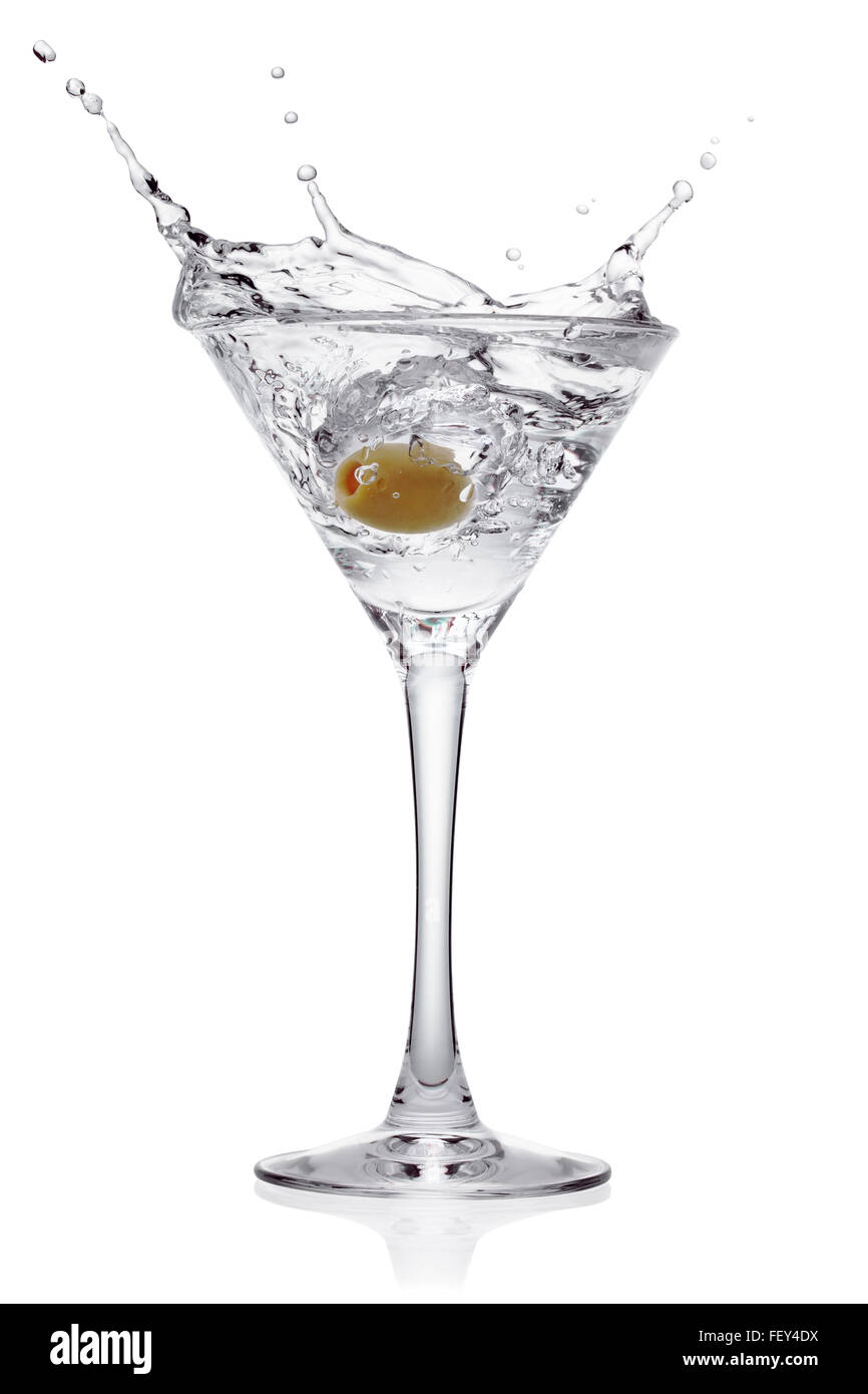 Splash d'olive dans un verre de cocktail, isolé sur le fond blanc, chemin de détourage inclus. Banque D'Images