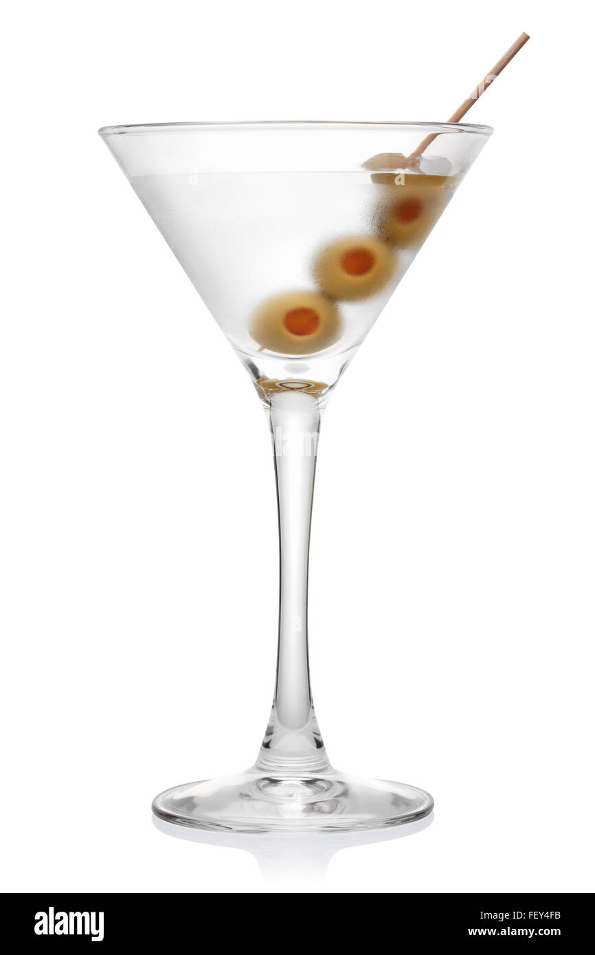 Martini avec olives, isolé sur le fond blanc, chemin de détourage inclus. Banque D'Images