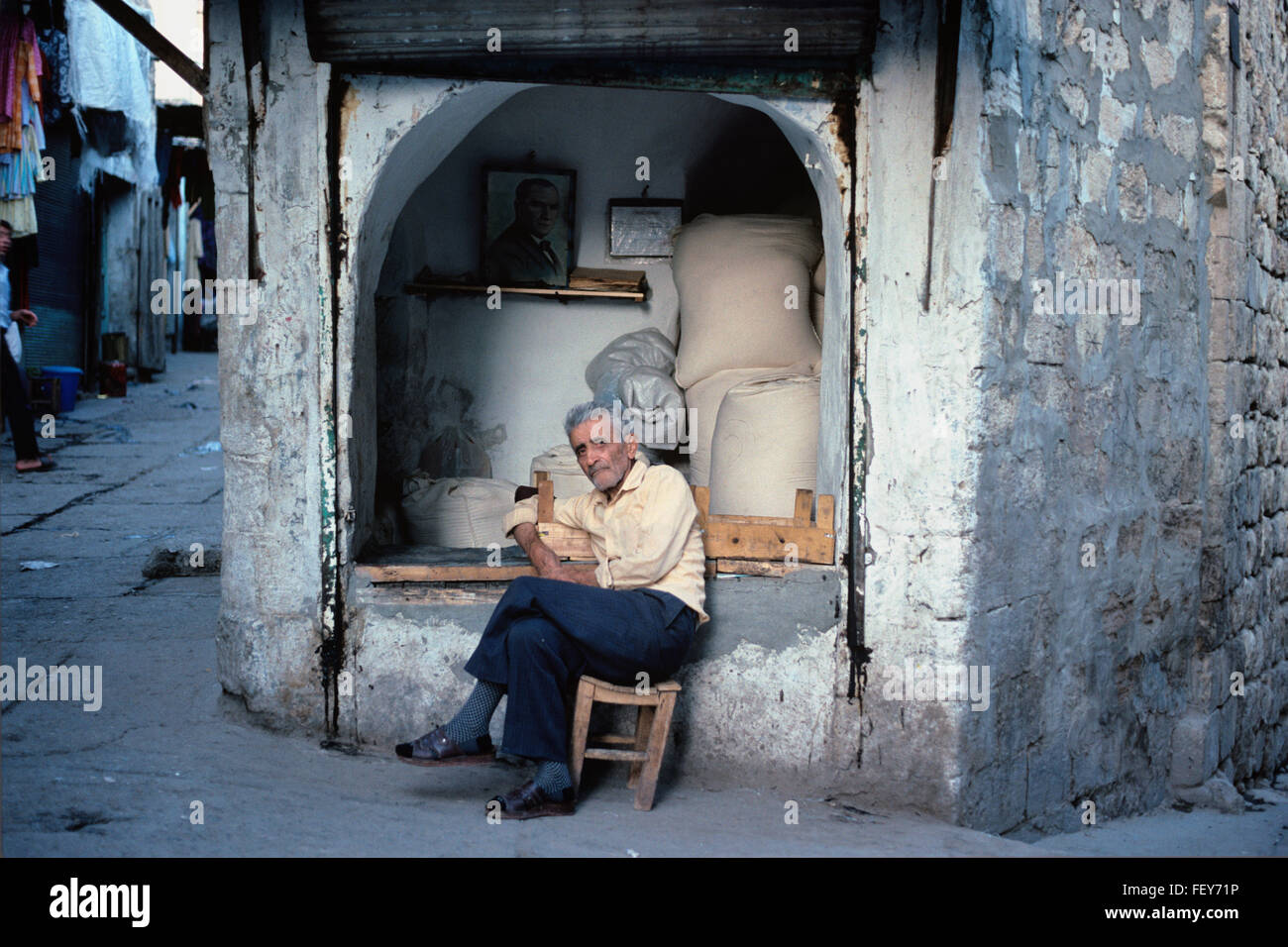 Commerçant en face de son magasin de la farine dans les ruelles étroites ou des rues de la vieille ville de Mardin, dans le sud-est de la Turquie Banque D'Images
