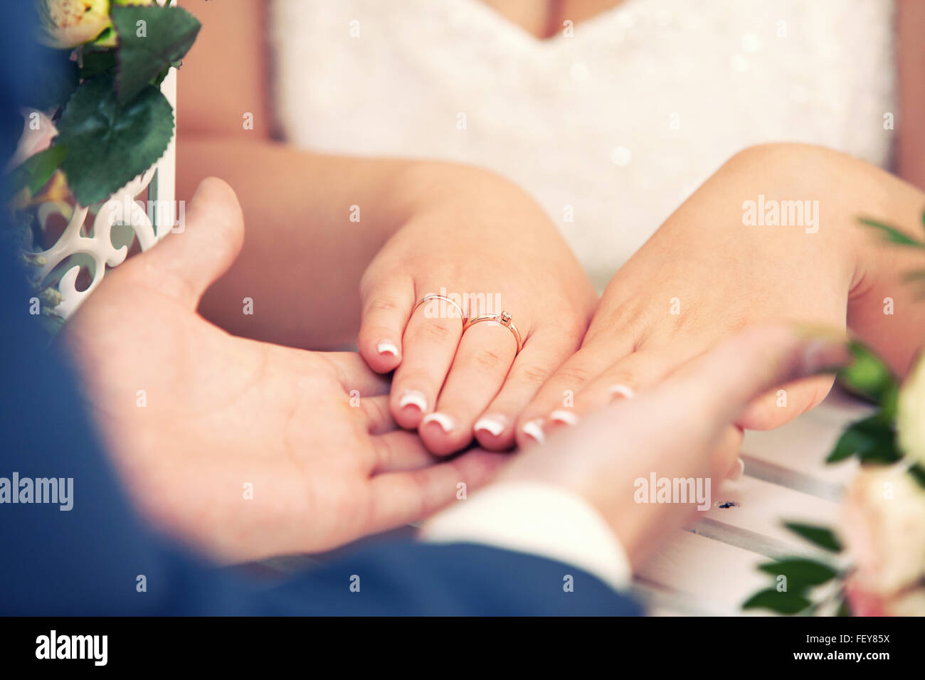 Le marié et la mariée tenir mutuellement par les mains Banque D'Images Le marié et la mariée tenir mutuellement par les mains Banque D'Images