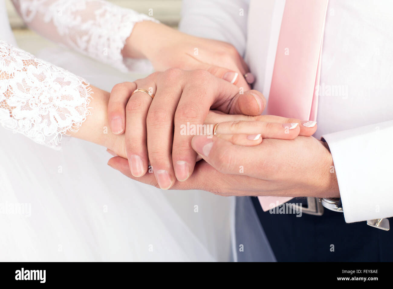 Le marié et la mariée tenir mutuellement par les mains Banque D'Images Le marié et la mariée tenir mutuellement par les mains Banque D'Images