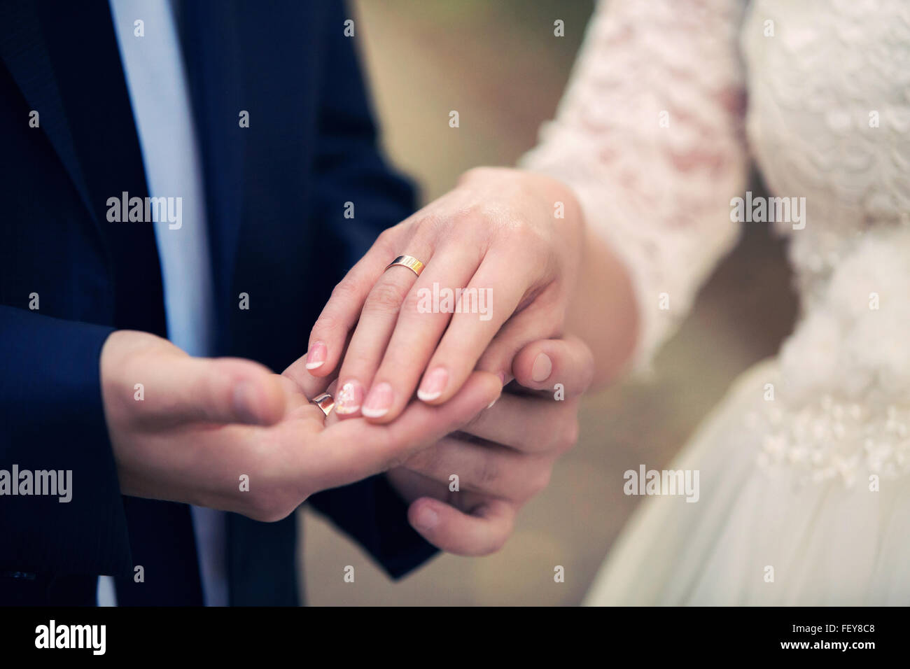 Le marié et la mariée tenir mutuellement par les mains Banque D'Images Le marié et la mariée tenir mutuellement par les mains Banque D'Images
