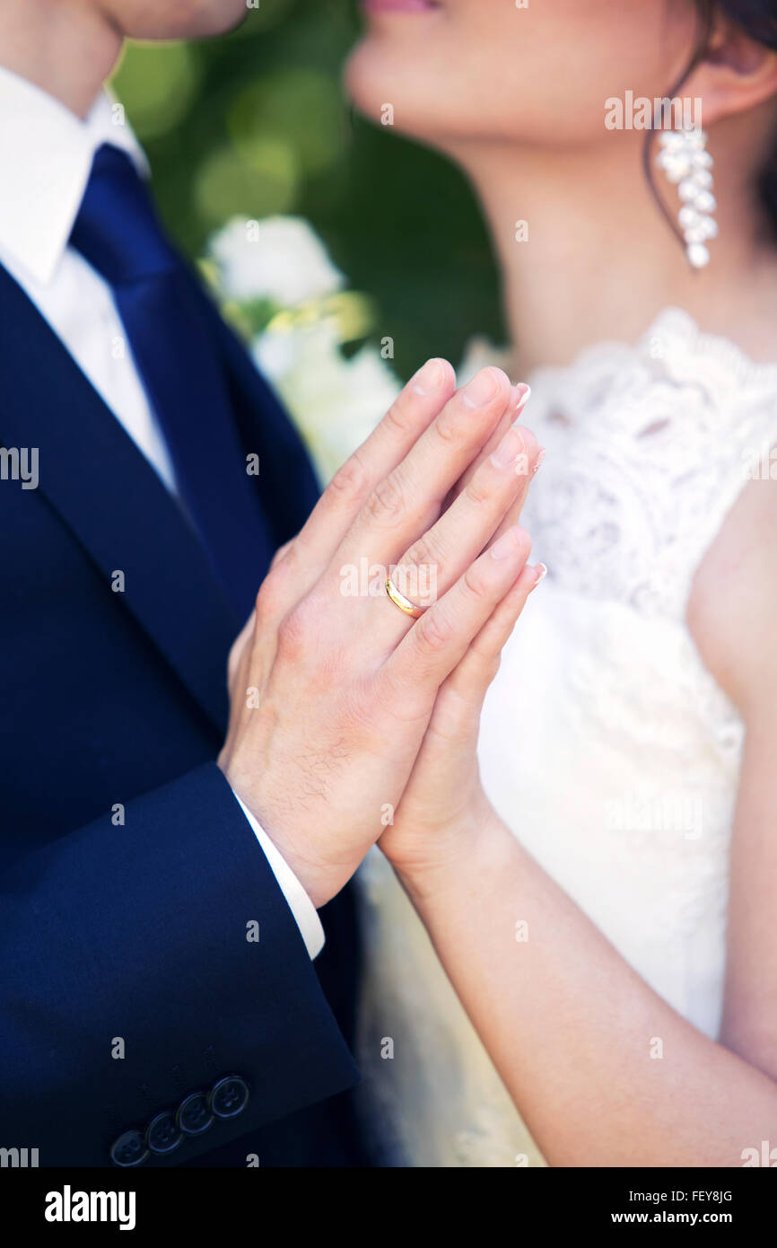 Le marié et la mariée tenir mutuellement par les mains Banque D'Images Le marié et la mariée tenir mutuellement par les mains Banque D'Images