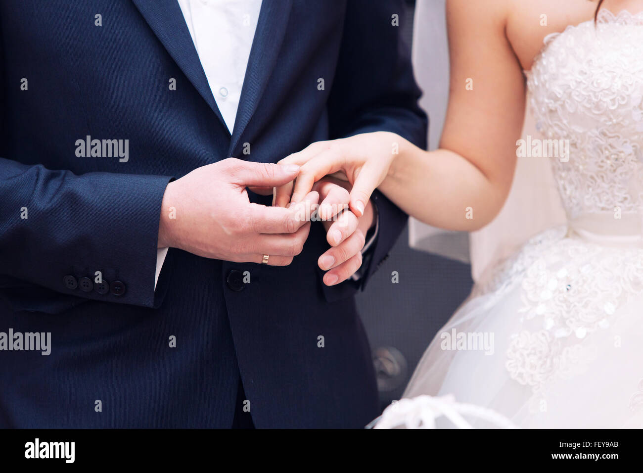 Le marié et la mariée tenir mutuellement par les mains Banque D'Images Le marié et la mariée tenir mutuellement par les mains Banque D'Images