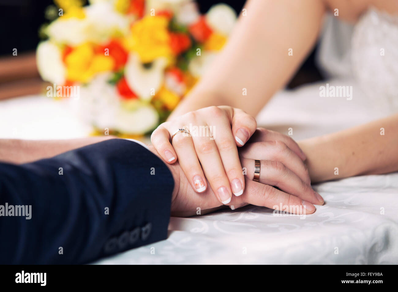 Le marié et la mariée tenir mutuellement par les mains Banque D'Images Le marié et la mariée tenir mutuellement par les mains Banque D'Images