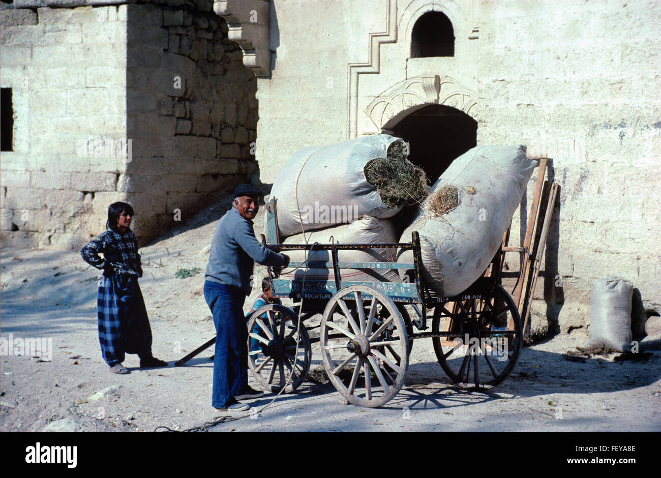 Agriculteur paysan turc ou Chargement des ânes à Cavusin, Cappadoce, Turquie Banque D'Images