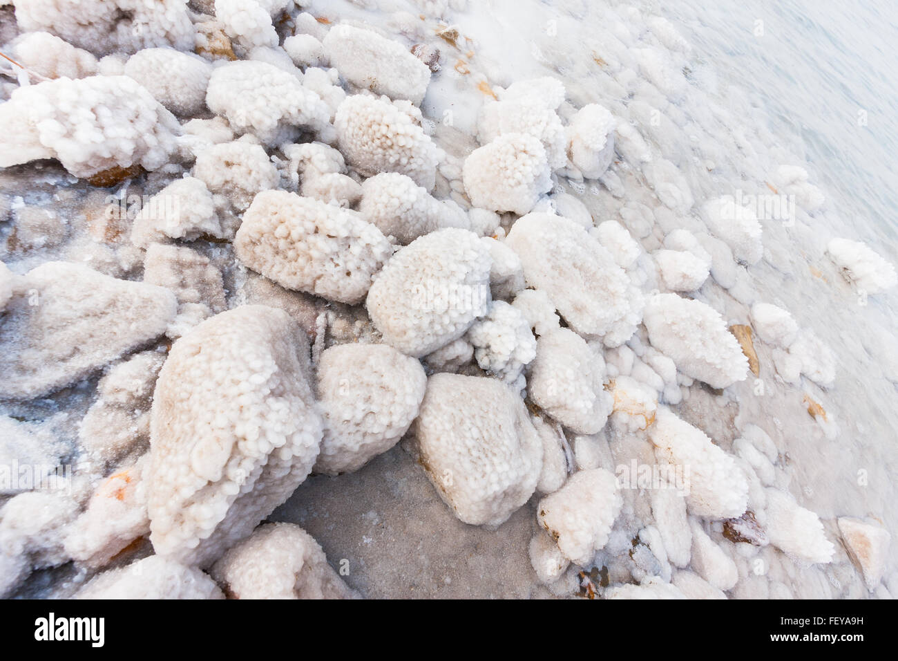 Plusieurs roches avec du sel dans la mer Morte, Jordanie Banque D'Images