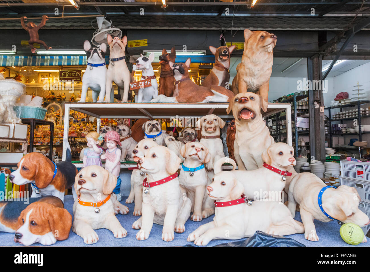 Thaïlande, Bangkok, marché de Chatuchak, Affichage des statues de chien Banque D'Images