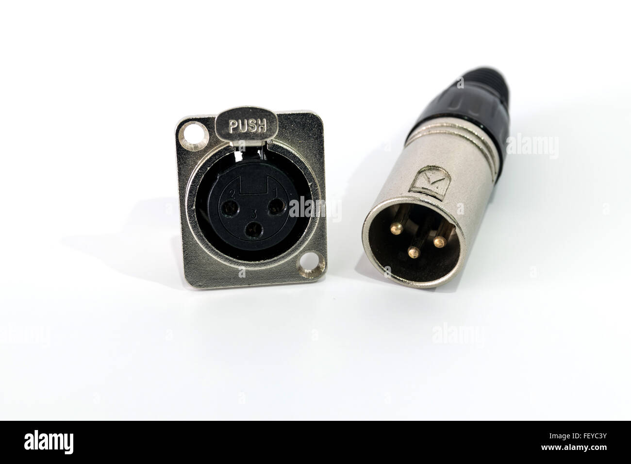 Connecteur XLR isolé sur fond blanc. Banque D'Images