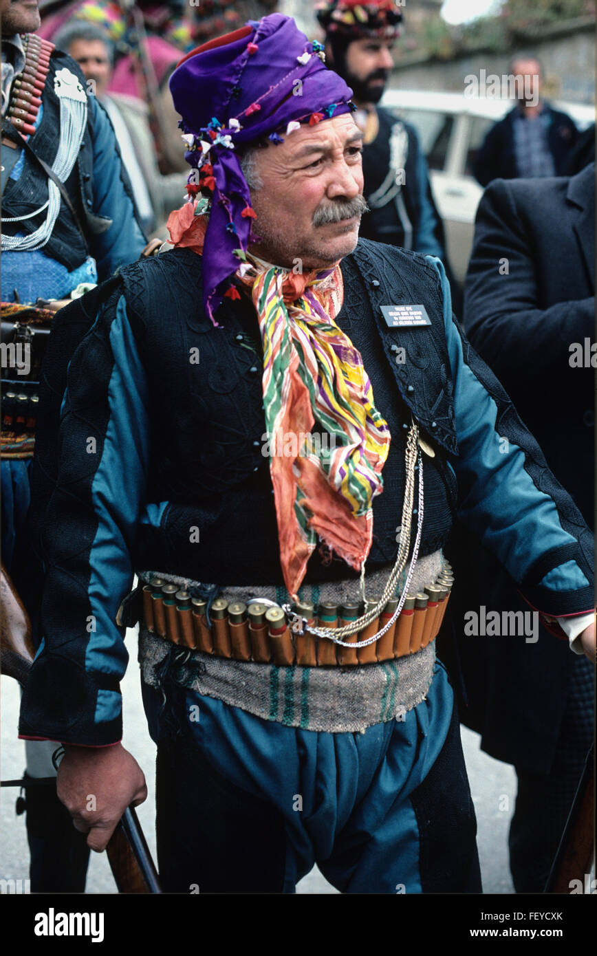 Bain turc Homme portant costume militaire traditionnel, connu sous le nom de l'Efe, à partir de la région égéenne de la Turquie de l'Ouest. Banque D'Images