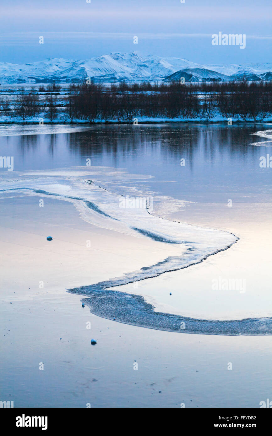 L'eau congelée au coucher du soleil en Islande en Janvier Banque D'Images