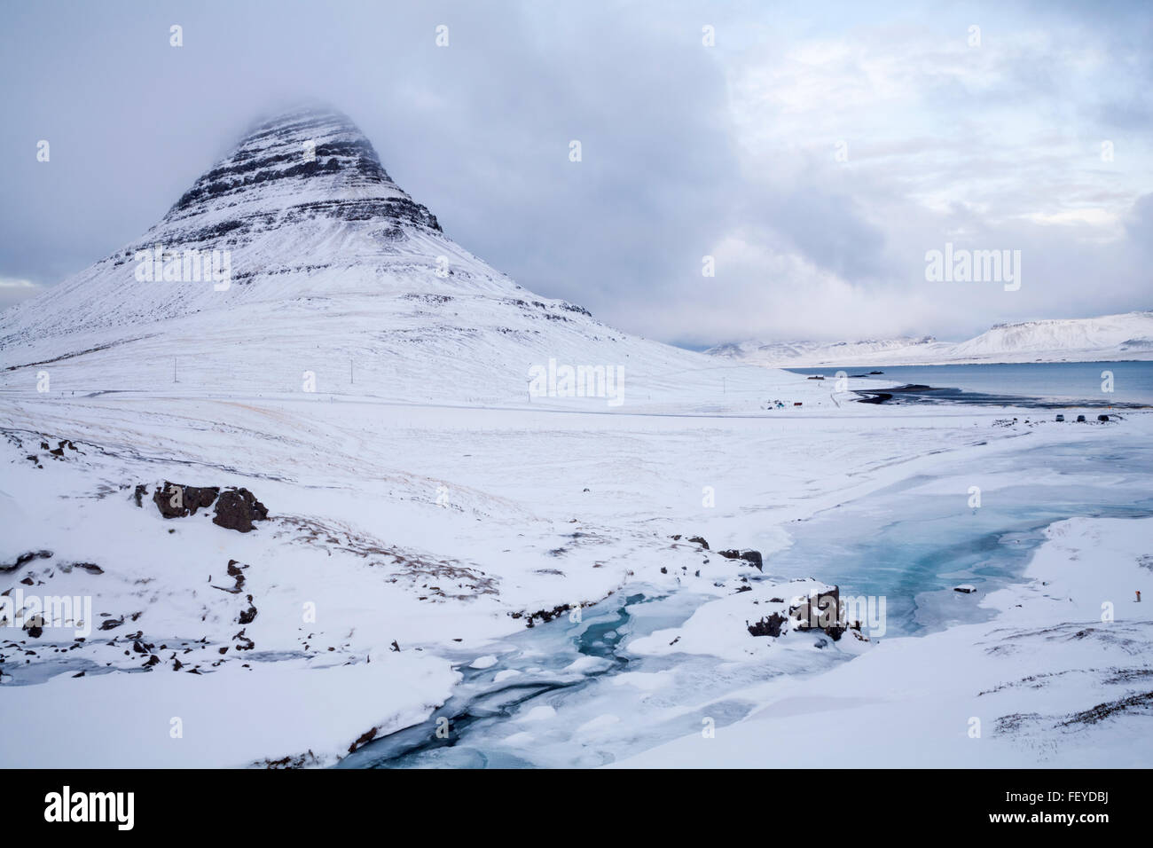 Paysage gelé à Kirkjufell et église Kirkjufell mountain, Grundarfjordur, Pensinsula de Snæfellsnes, dans l'ouest de l'Islande sur froide journée d'hiver en Février Banque D'Images