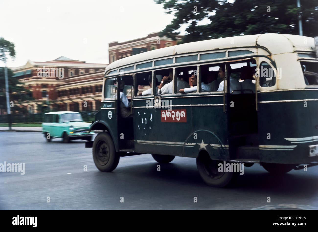 AA 6831. 1966 Archives, Bus, Rangoon, Birmanie Banque D'Images