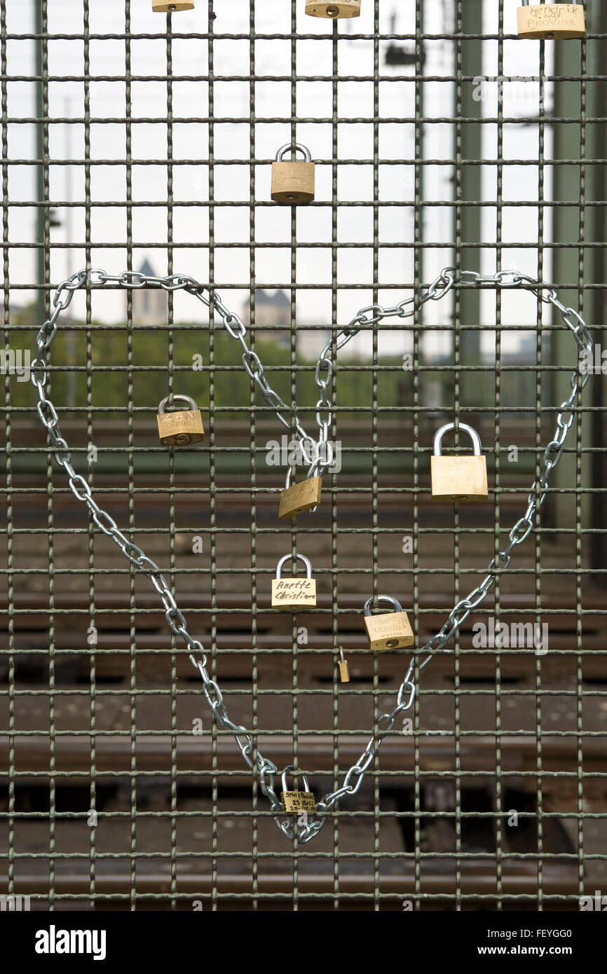 L'Europe, l'Allemagne, Cologne, cadenas sur sentier de clôture du pont ferroviaire de Hohenzollern. Europa, Deutschland, Koeln, Vorhaen Banque D'Images