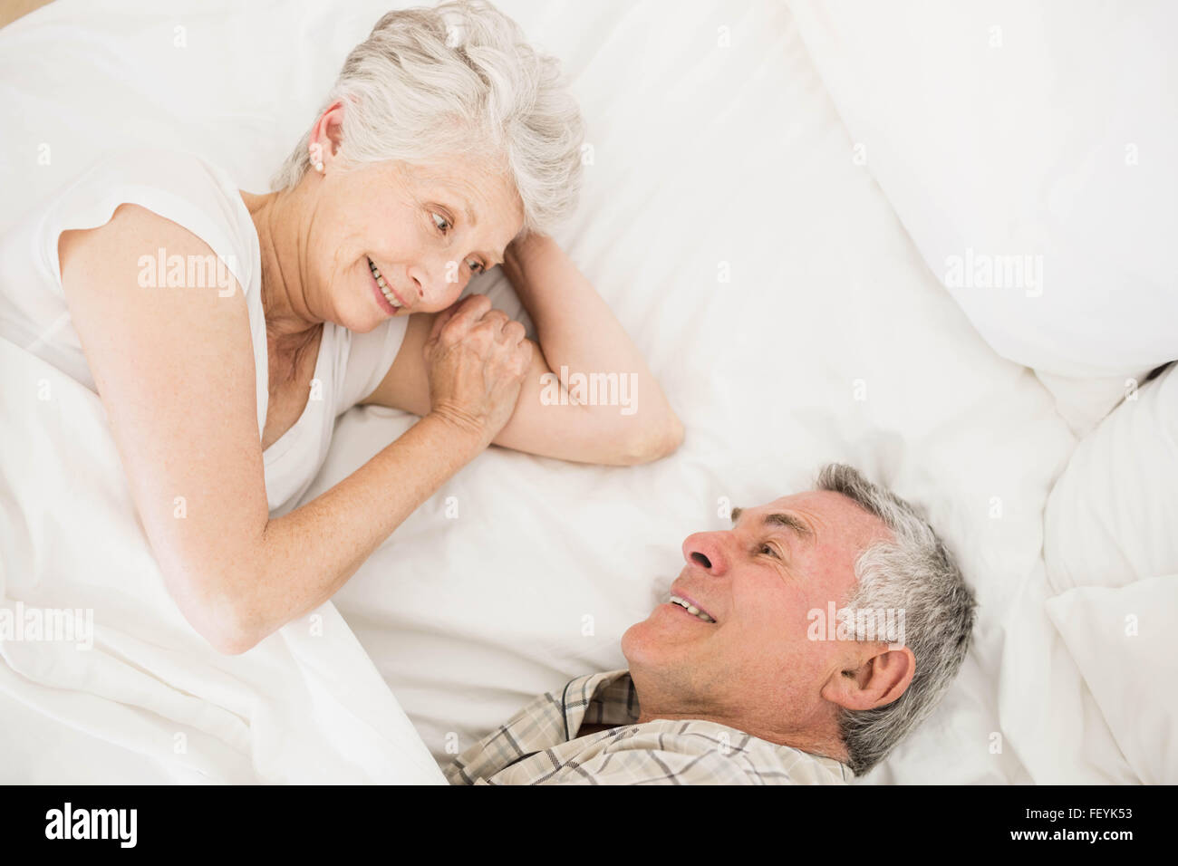 Happy senior couple on bed Banque D'Images