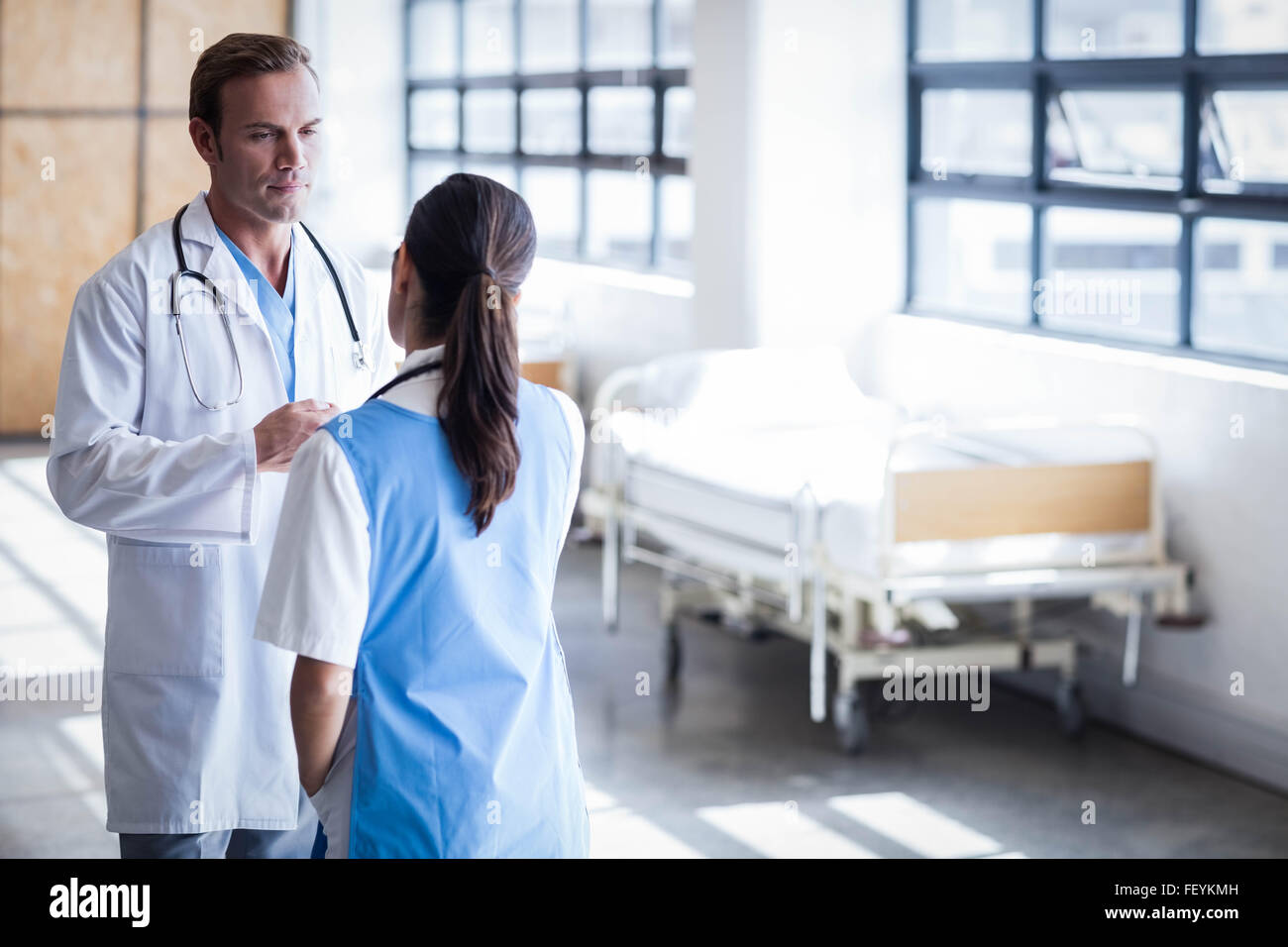 L'équipe médicale de discuter Banque D'Images