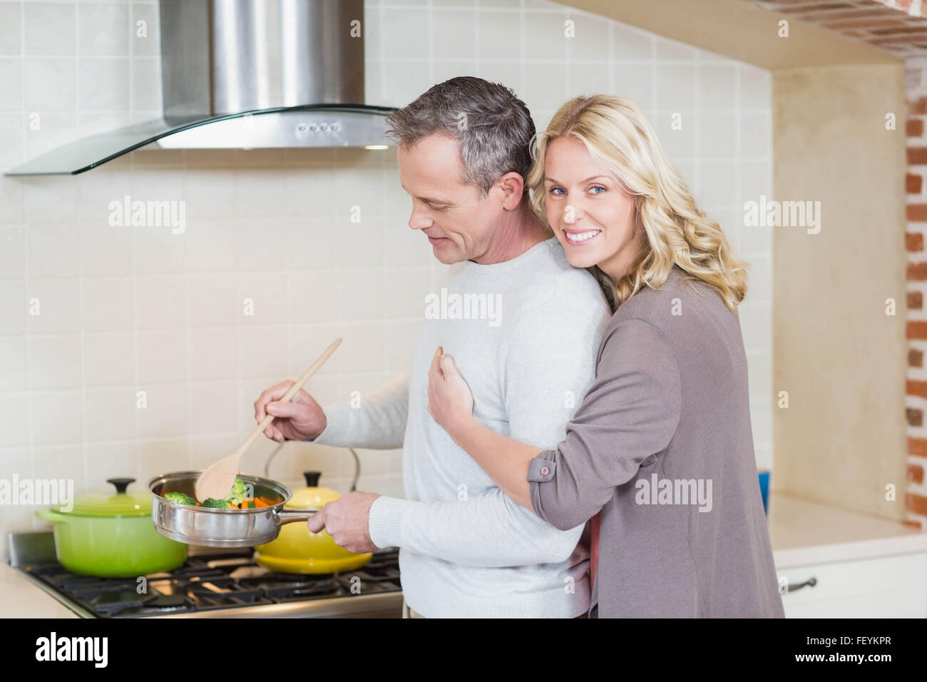 Cute couple cooking Banque D'Images