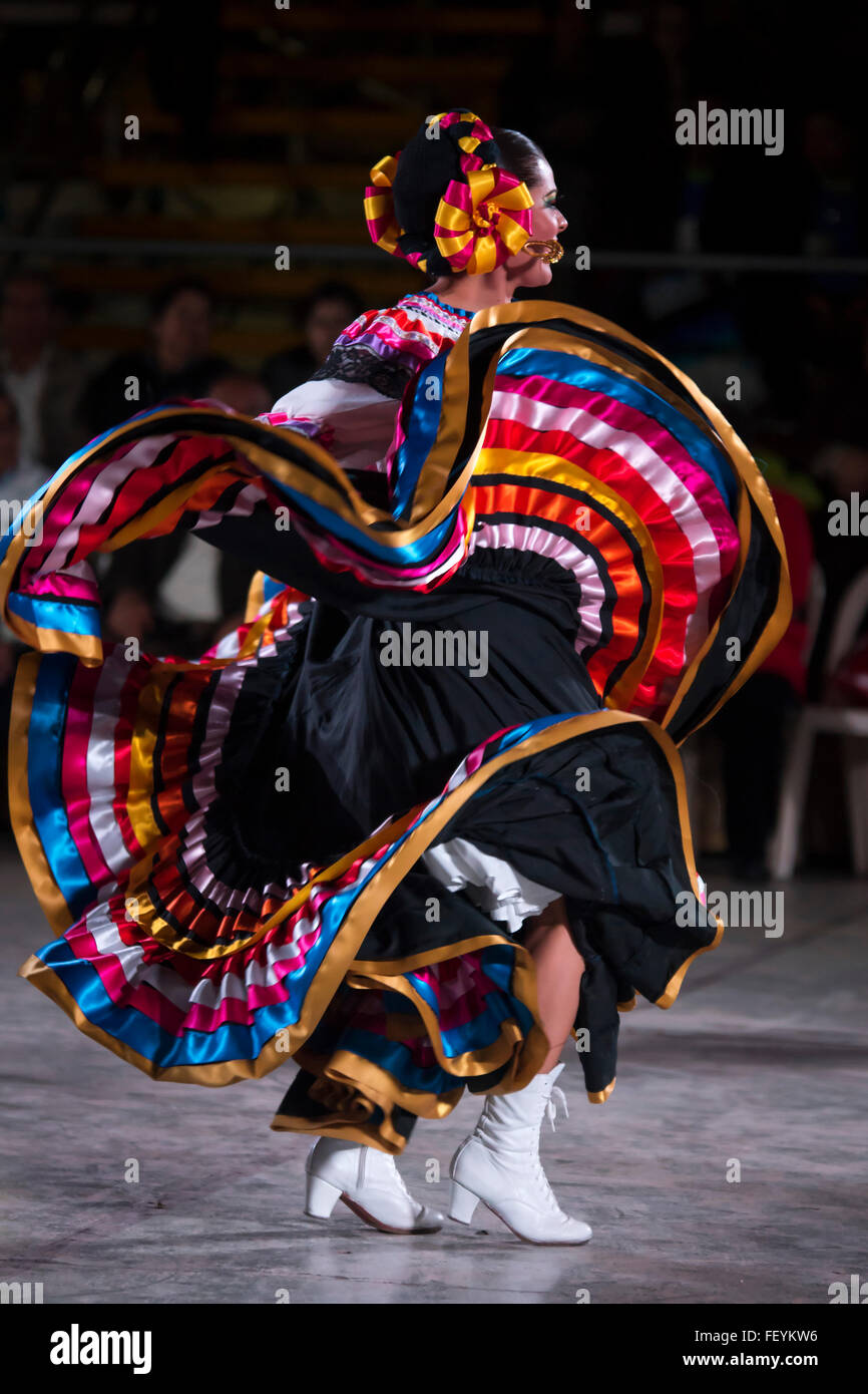 Femme dansant Son de la Negra. Danse folklorique mexicain. Festival International de danses folkloriques de l'École El Buen Pastor, municipalité de Banque D'Images